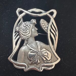 Elegant Vintage Sterling Silver Brooch with Art Nouveau Design
